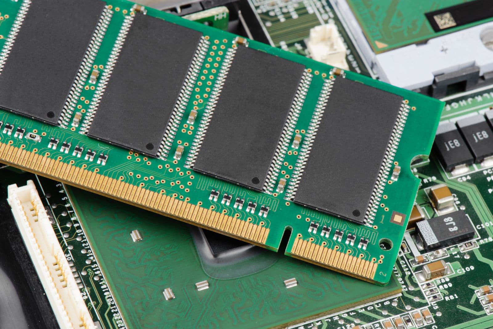 Broader Market Settles Higher as Chipmakers Rally